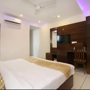 Hotel Silver Palm, Zirakpur